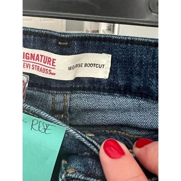 SIGNATURE BY LEVI STRAUSS MID-RISE BOOTCUT CASUAL CLASSIC EVERYDAY JEANS SZ.12M - Picture 3 of 4